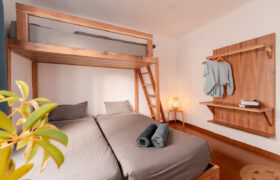 24-surfcamp-caparica-portugal-3er-zimmer-garderobe