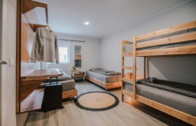 24-surfcamp-caparica-portugal-4er-zimmer-bad-einzelbetten-stockbett