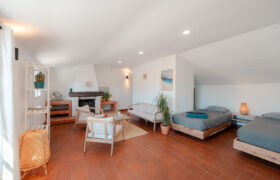 24-surfcamp-caparica-portugal-5er-komfort-zimmer-schlaf-wohnraum