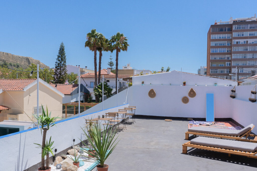 24-surfcamp-caparica-portugal-dachterrasse-sonnenliege