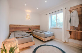 24-surfcamp-caparica-portugal-doppelzimmer-twinbetten-garderobe