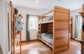 24-surfcamp-caparica-portugal-mehrbettzimmer-stockbetten-raum