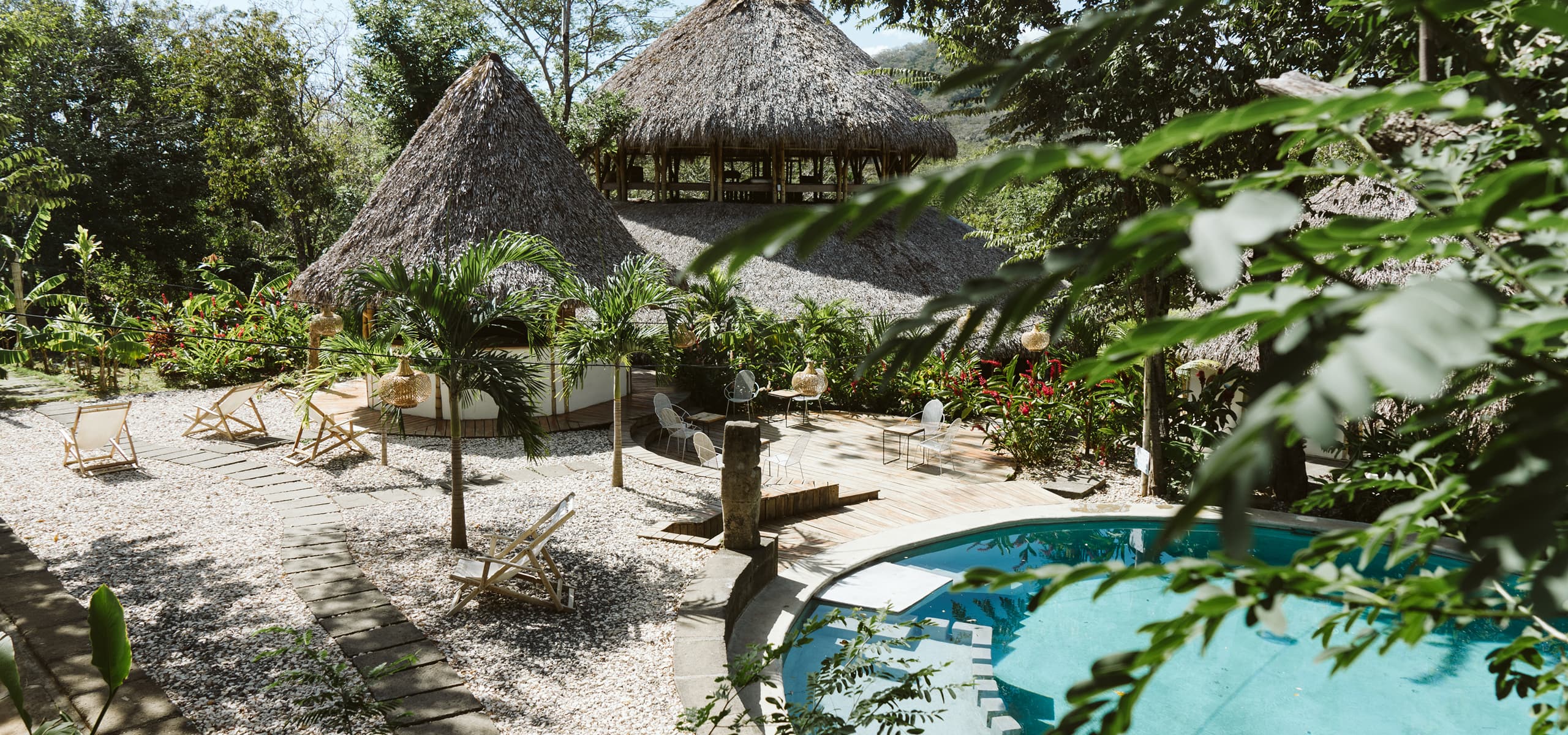 Pool im Surfcamp