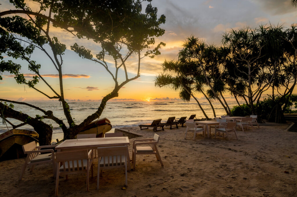 beachfront-surfcamp-sri-lanka-kathaluwa-erste-strandreihe-sonnenuntergang-strandcafe