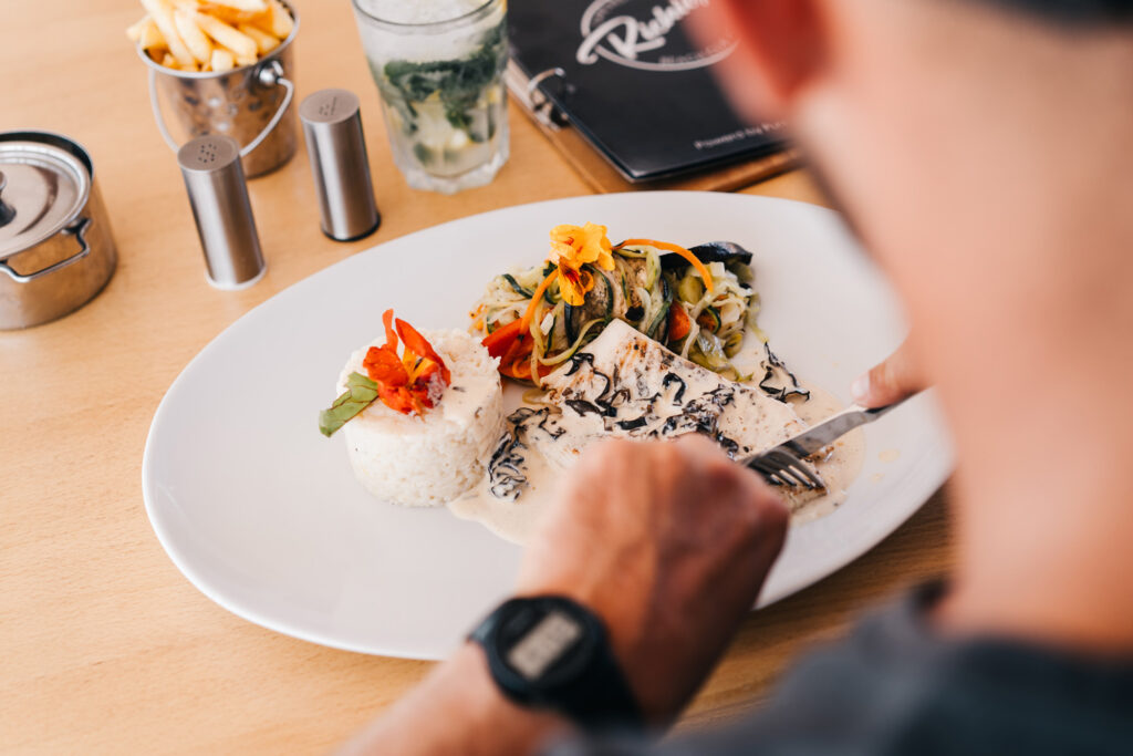 boutique-surfcamp-marokko-local-tipp-richies-beachclub-curry-reis