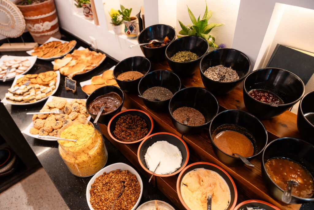 puresurfcamps-marokko-surf-house-lodge-sea-view-infinity-pool-fruehstueck