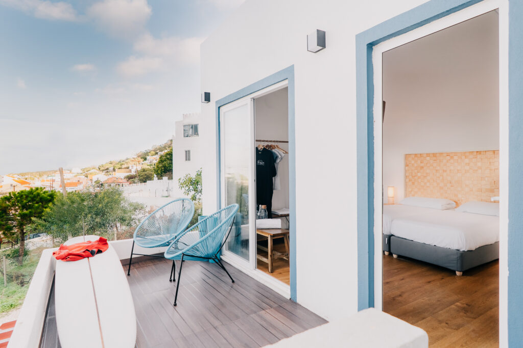 puresurfcamps-portugal-beachfront-surfcamp-caparica-pure-balkon