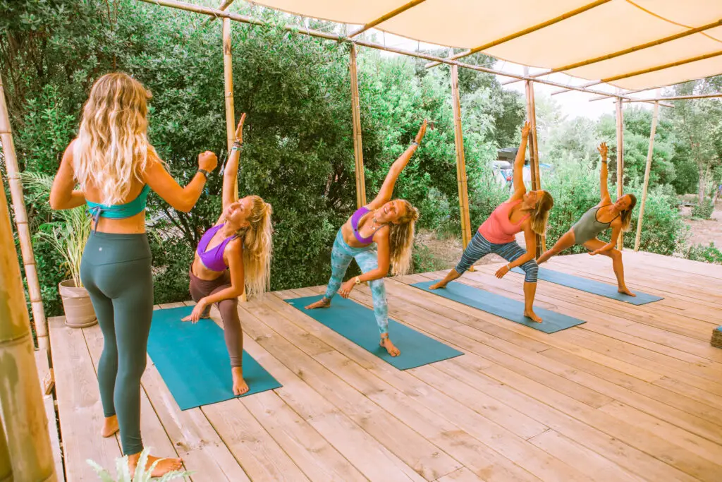 puresurfcamps-spanien-lifestyle-surf-oyambre-surfcamp-partner-yoga-deck