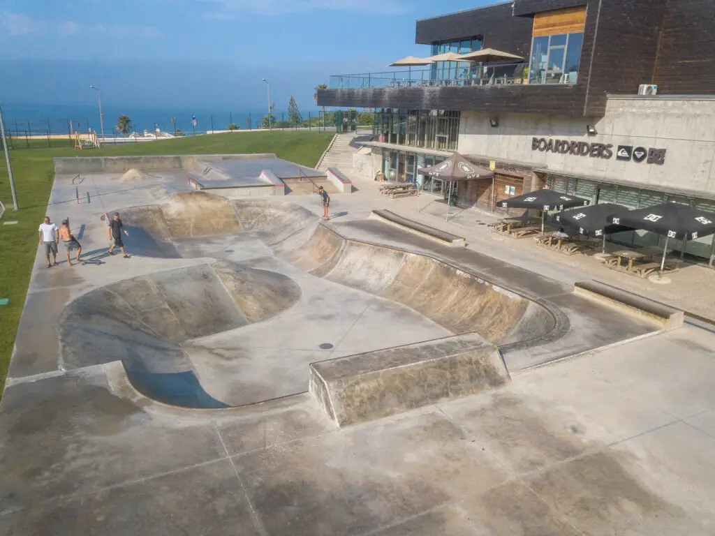 puresurfcamps-sunstet-surflodge-ericeira-surfcamp-skatepark-boardriders