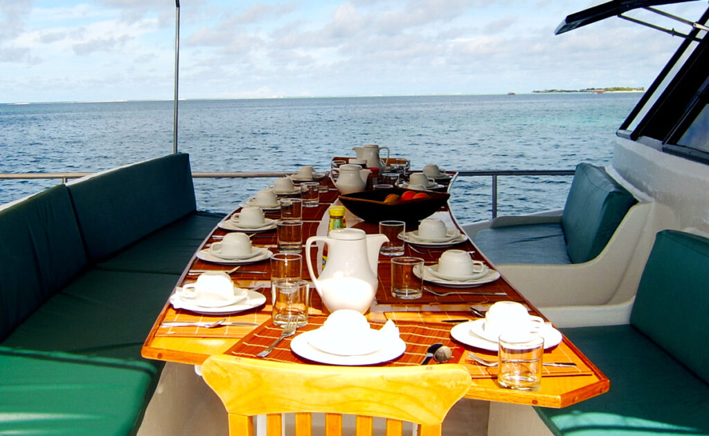 puresurfcamps-surfboat-trip-malediven-verpflegung-fruehstueck