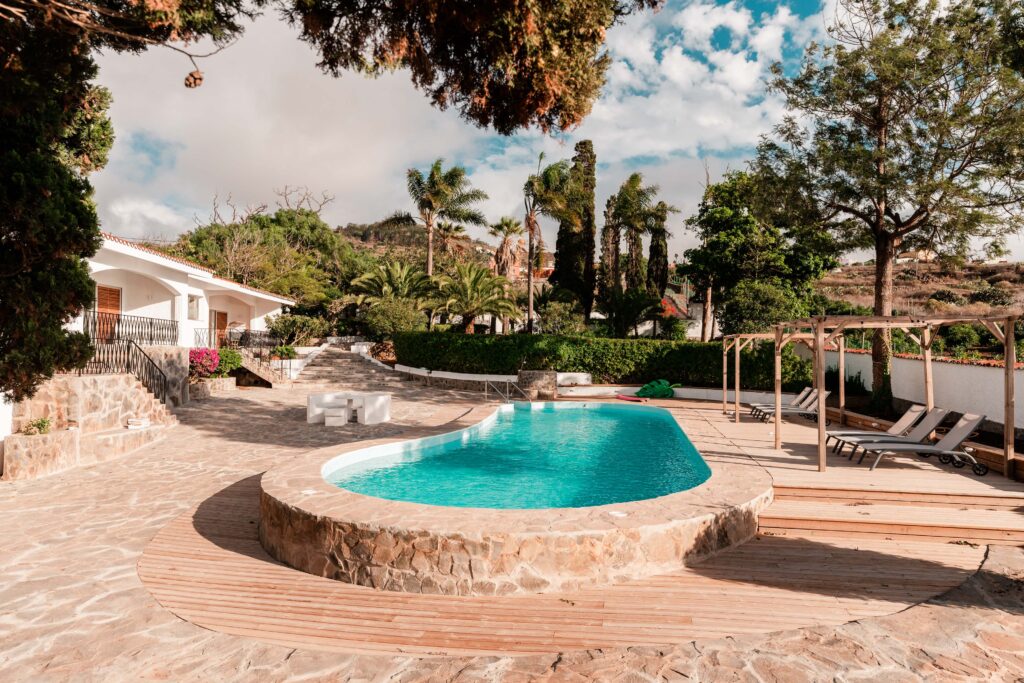 puresurfcamps-surfcamp-surflesson-surfing-howtosurf-teneriffa-north-alexzirke-bigwaves-villa-surfhouse-lodge-private-pool-goodvibes-00287