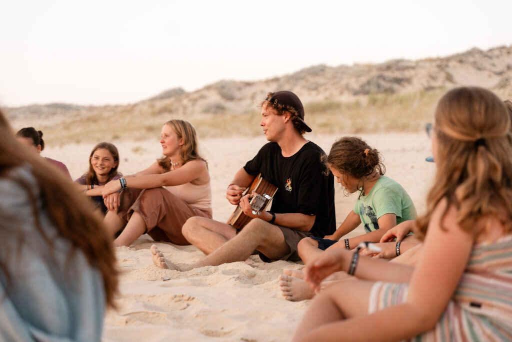 puresurfcamps_pure_surfcamp_surf_lifestyle_travel_ocean_classic_happy_moliets_friends_group-00397