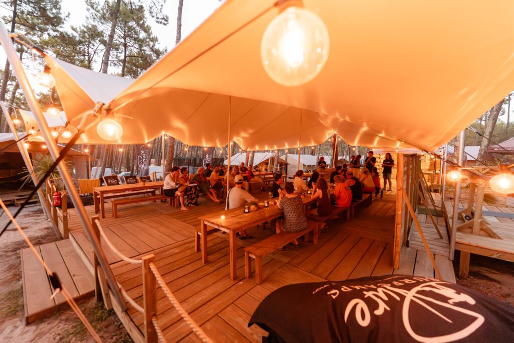 puresurfcamps_pure_surfcamp_surf_lifestyle_travel_ocean_classic_happy_moliets_friends_group--2