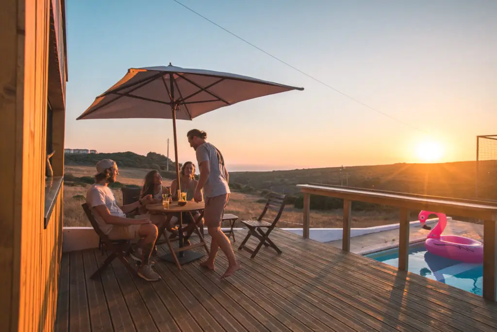 sunset-surflodge-ericeira-puresurfcamps-surfcamp-ericeira-bar-pool-seaview-wellenreiten