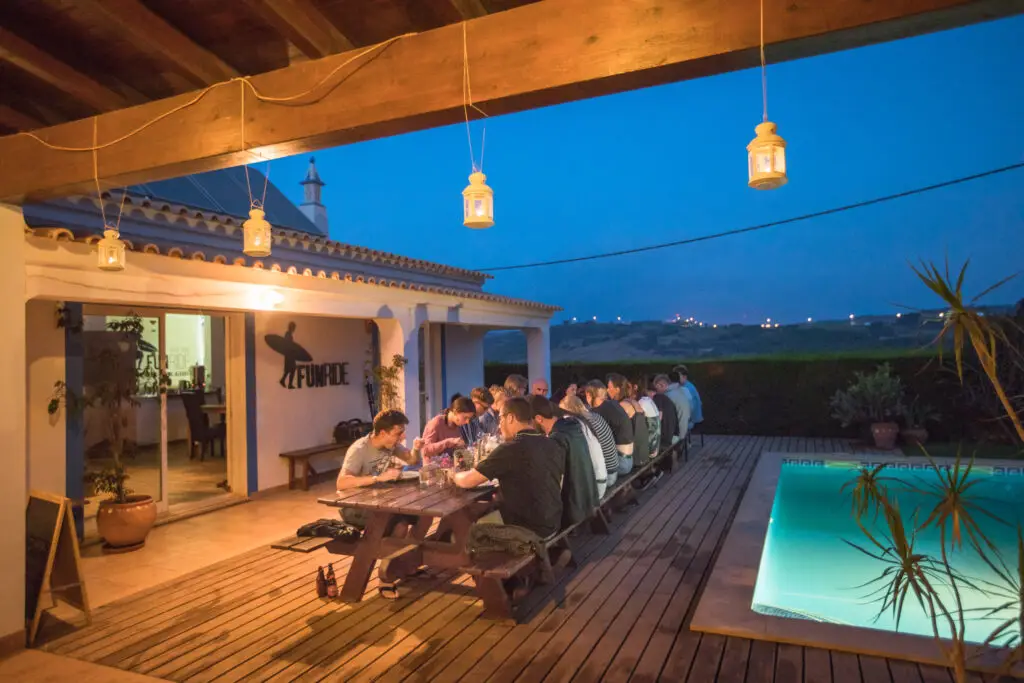 surfcamp-algarve-portugal-pure-surfcamps-urlaub-verpflegung-chillen-bar-party