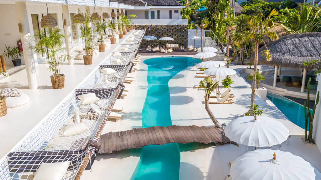 surfcamp-bali-canggu-pool-liegenetz