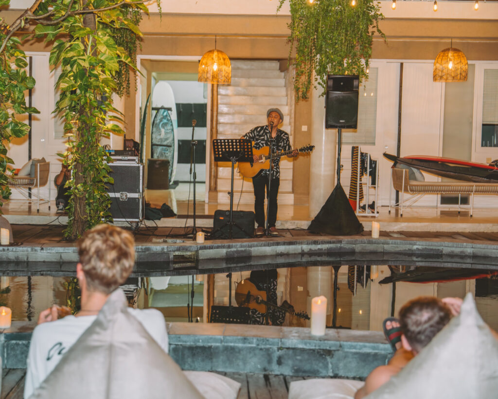 surfcamp-bali-seminyak-camp-konzert