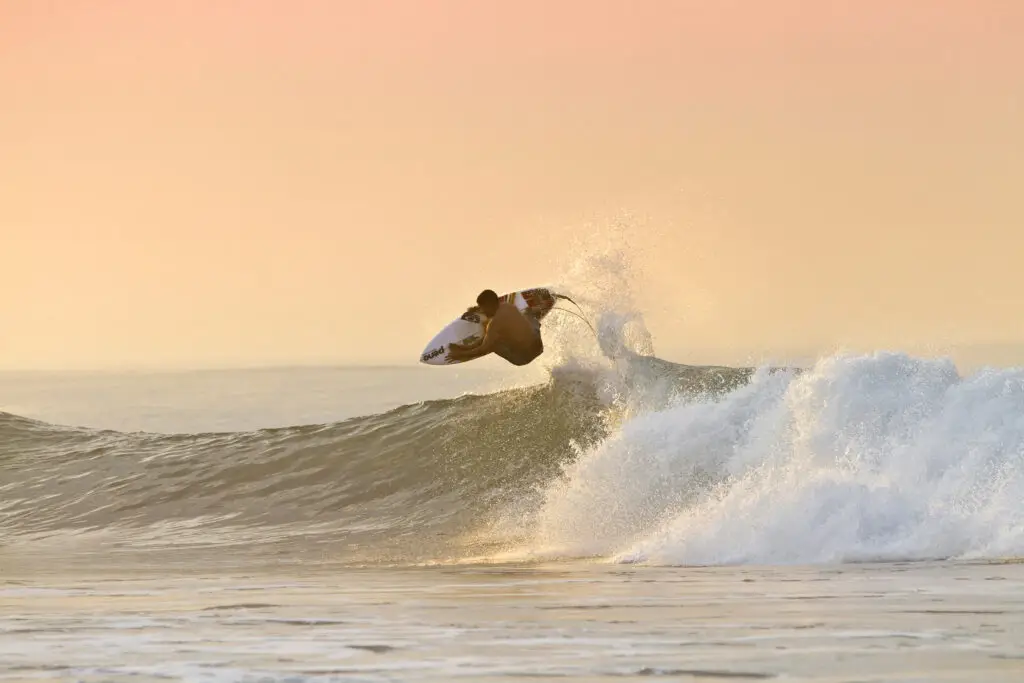 surfcamp-bali-seminyak-surfen-air