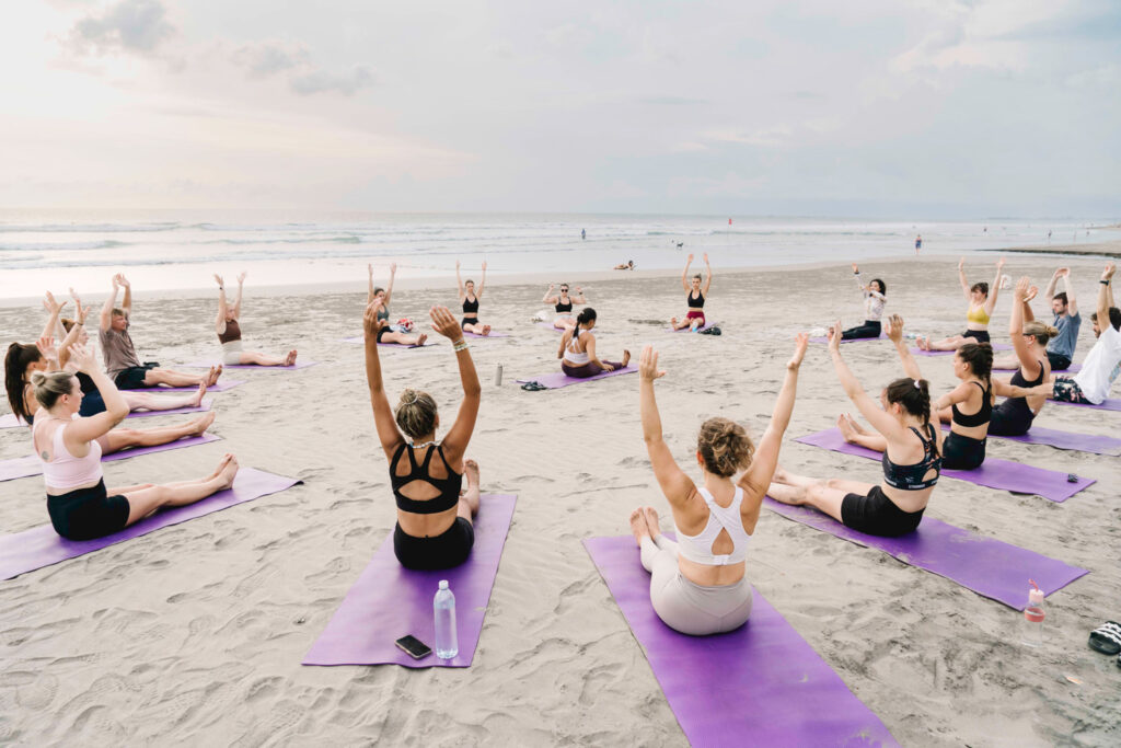surfcamp-bali-seminyak-yoga-am-strand