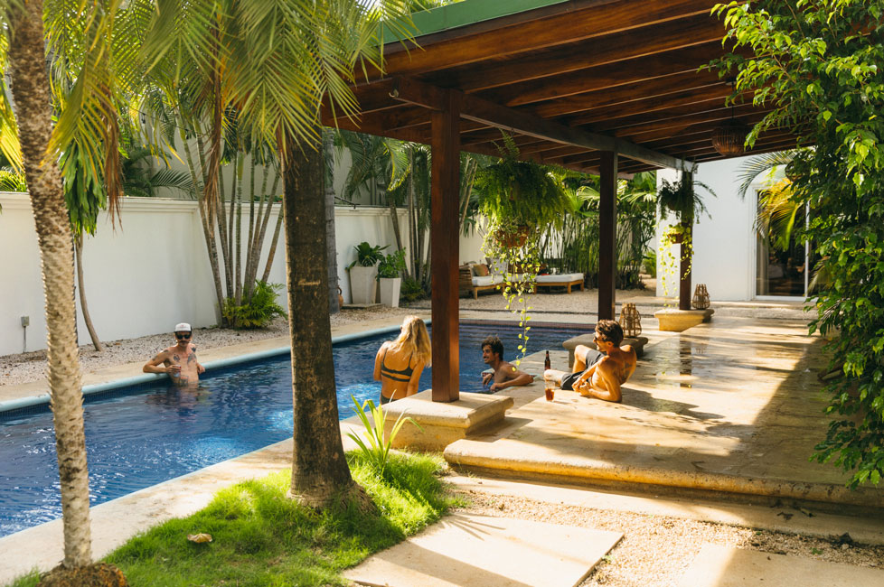Pool im Surfcamp