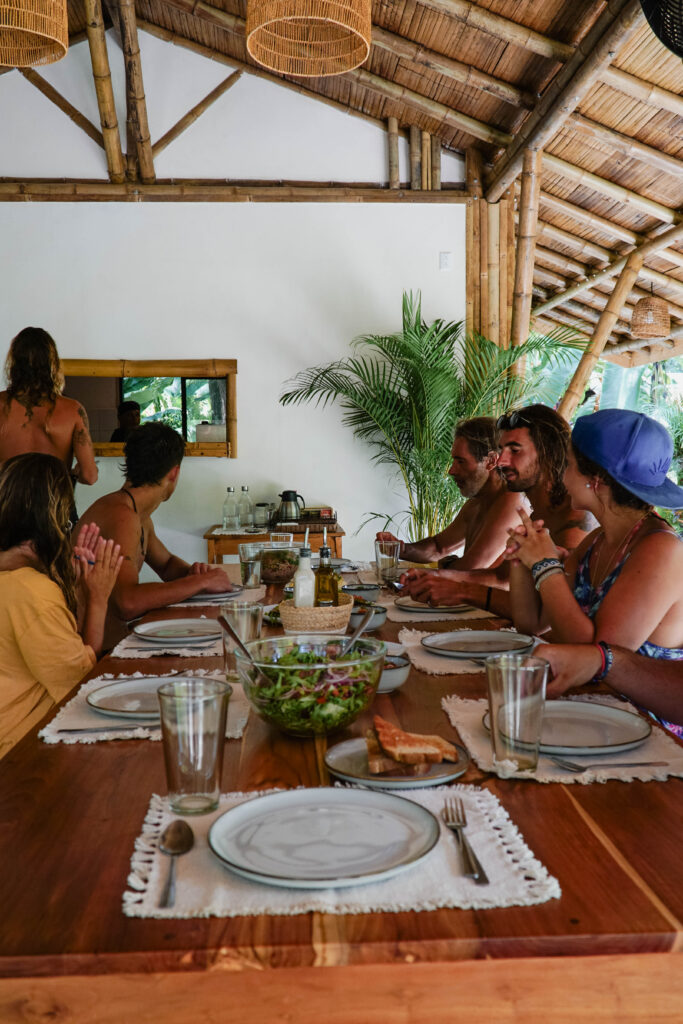 surfcamp-costarica-santateresa-dinner-people