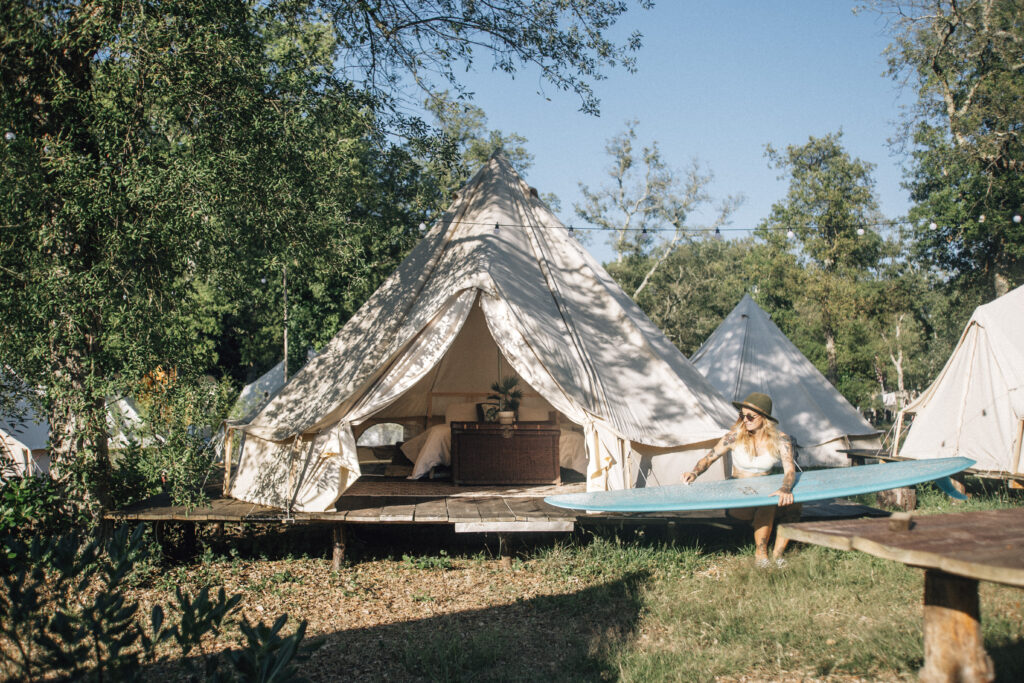 surfcamp-france-soulac-tent-woman