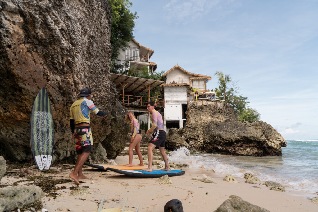 surfcamp-indo-uluwatu-surf-lesson