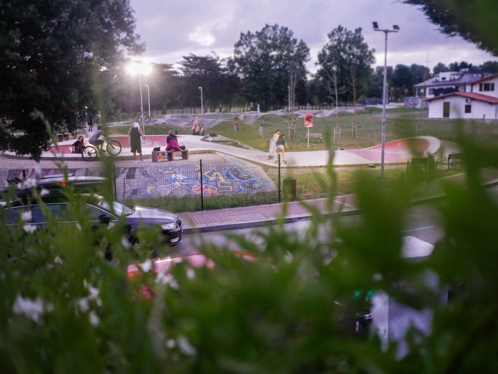 surfcamp-loredo-spanien-pump-track-skateboarden