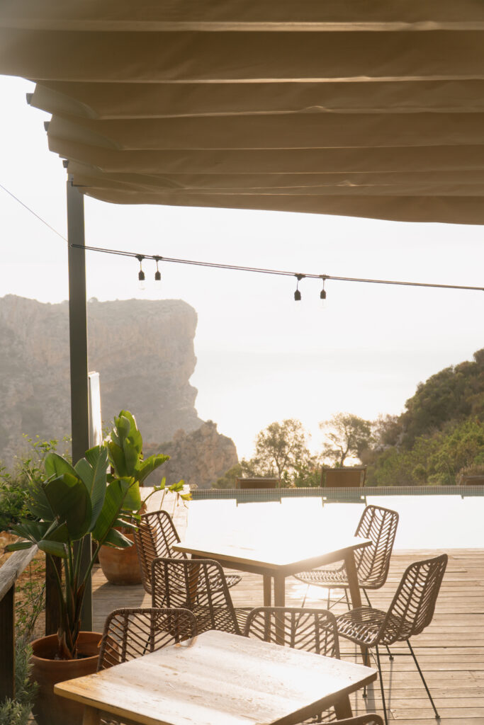 surfcamp-spain-alicante-pool-table