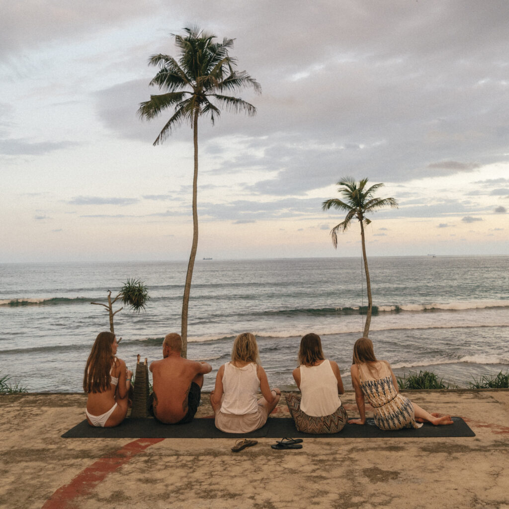 surfcamp-srilanka-ahangama-sunset-people