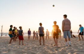 familien-surfcamp-st-girons-frankreich-beachvolleyball