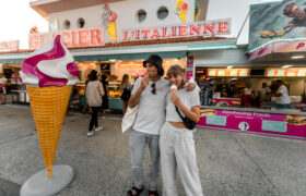 Eis essen an der Promenade von Moliets