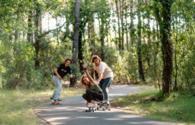 Skaten im Pinienwald