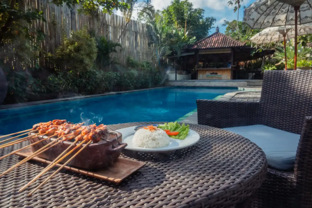 Mondo Surf Village Lunch am Pool