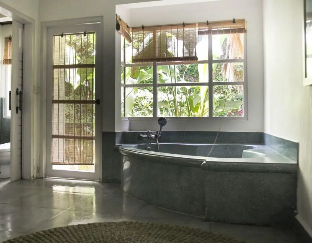 Mondo Surf Village room with bathtub