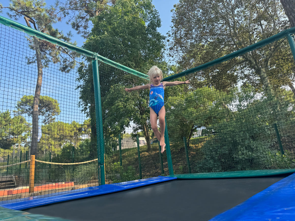 Riesentrampolin für Kinder im Surfcamp