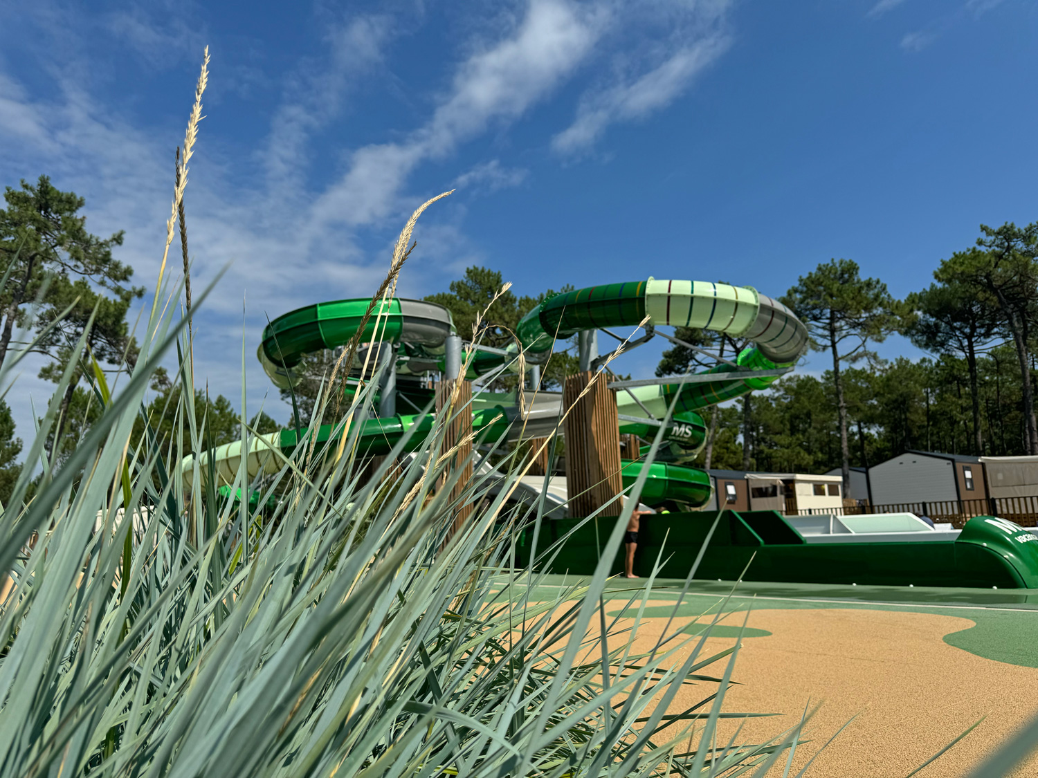 Poollandschaft und Rutschenpark im Surfcamp