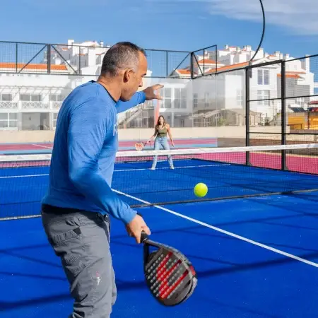 Padel und Tennis an der Surf Lodge Peniche