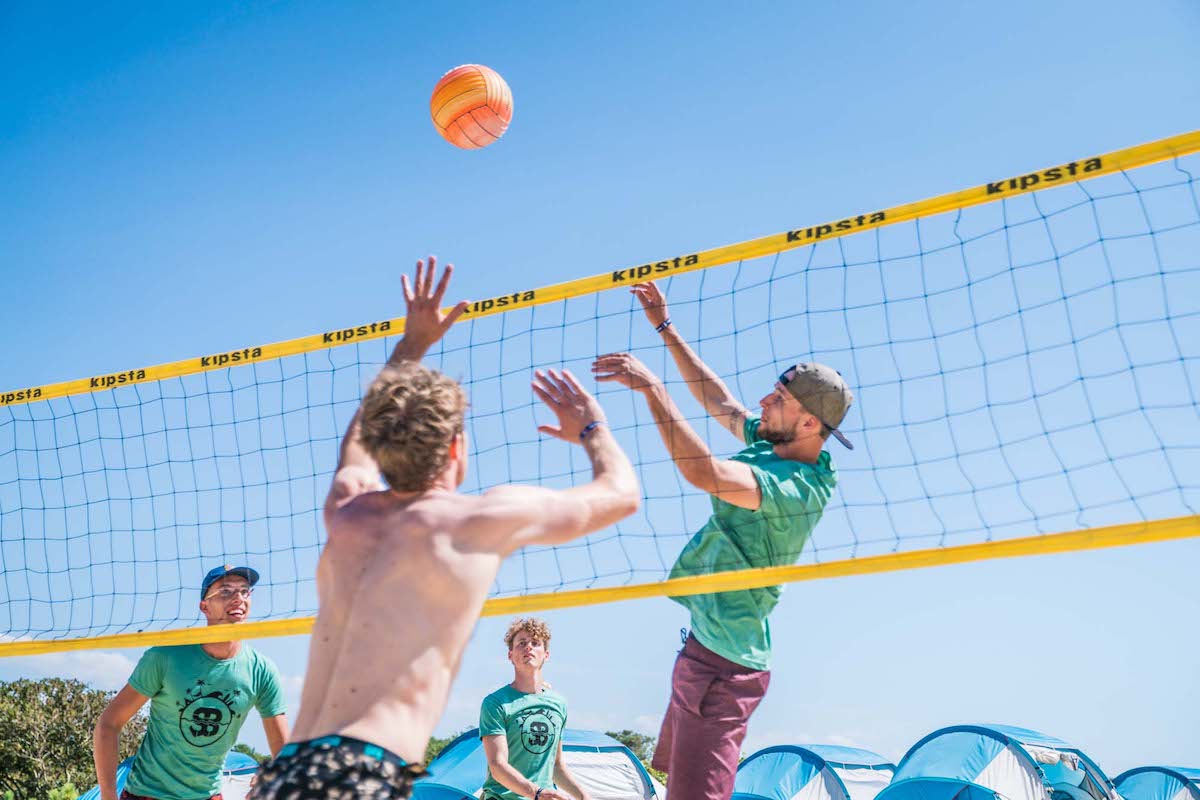 Beachvolleyball im Surfcamp
