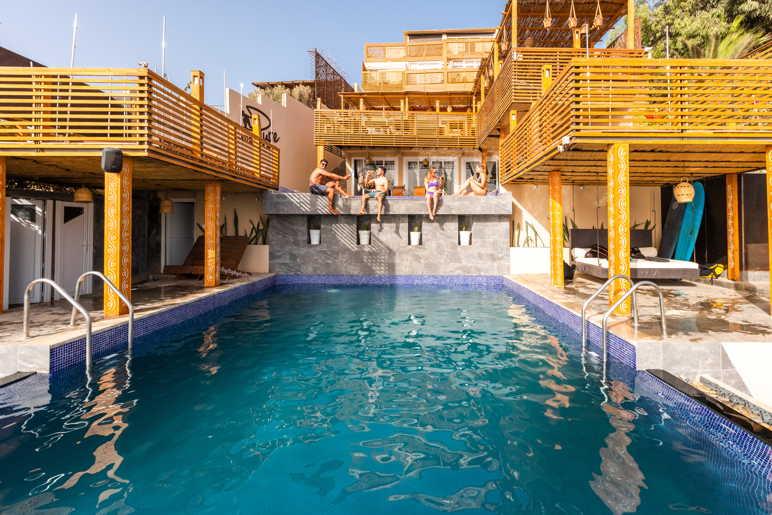 Pool im Surfcamp
