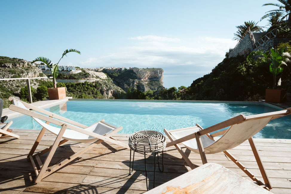 Pool im Surfcamp